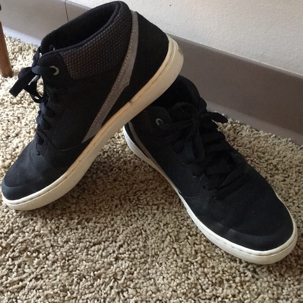 **MOVING SOON!** High Top Etnies
